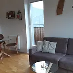 Mezonetovy Se Dvema Balkony A Vyhledem דירה